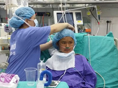 100 y bác sĩ cứu bé gái 15 tuổi gia đình xin về để chết