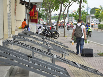 Bậc tam cấp tự chế "ôm trọn" vỉa hè đường đẹp nhất nội đô!