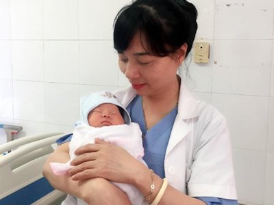 Bé gái Việt Nam nặng 3,3kg chào đời từ trứng đông lạnh