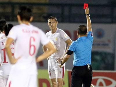 Công Vinh sang châu Âu tuyển đàn em Ibrahimovic thay tiền đạo "chân gỗ"