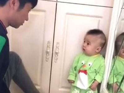 Dân mạng "bấn loạn" trước biểu cảm siêu đáng yêu của bé trai khi bị bố mắng