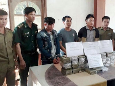 Hai ôtô chở 97 bánh heroin bị chặn ở biên giới