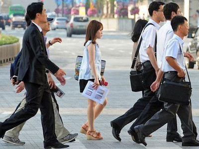 Hàn Quốc cho viên chức về nhà sớm 1 lần/tháng