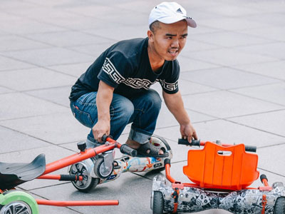 Những mảnh đời mưu sinh trên phố đi bộ