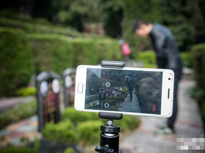 Việc nhẹ lương cao không dành cho người yếu tim: Livestream tảo mộ 15 phút, đút túi gần 3 triệu đồng