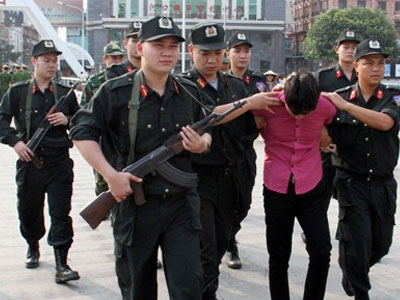 Cảnh sát nổ súng tiêu diệt nghi phạm người Việt