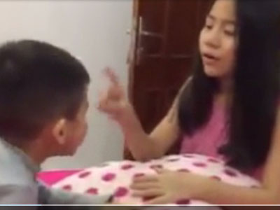 Clip bé gái 10 tuổi dạy em học tiếng Anh khiến dân mạng thích thú