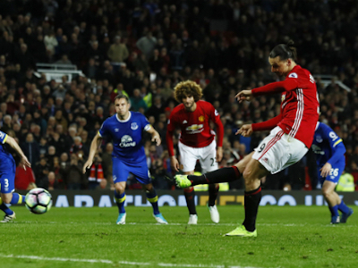 Ibrahimovic nổ súng ngày tái xuất, Man Utd thoát thua vào phút cuối