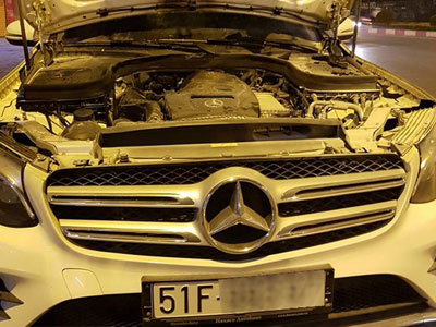 Mercedes GLC bị cháy khoang động cơ ở Việt Nam