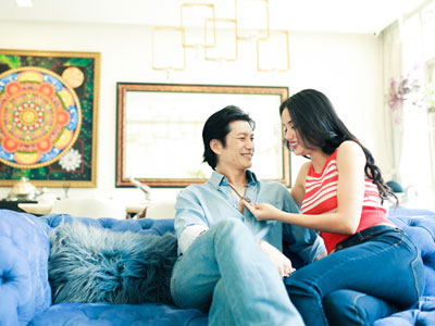 Vợ chồng Dustin Nguyễn tình tứ trong phòng khách của gia đình