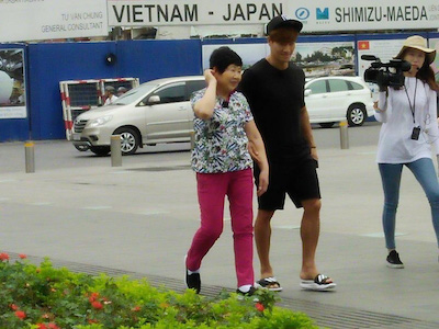 HOT: Kim Jong Kook bất ngờ có mặt tại phố đi bộ Nguyễn Huệ cùng mẹ