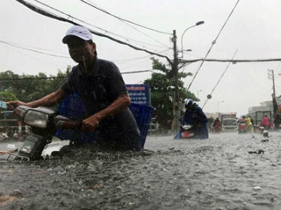 Sài Gòn tiếp tục có mưa trái mùa dữ dội