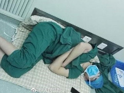 Ảnh bác sĩ ngủ trên sàn sau 28 tiếng làm việc gây xúc động