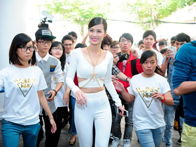 Bị tung clip "chiêu trò" ở The Voice, Đông Nhi nói gì?