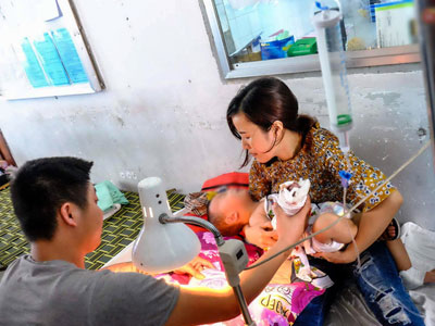 Mẹ bé trai bị thang cuốn sân bay Tân Sơn Nhất kẹp đứt tay: “Vụ việc xảy ra quá nhanh, tôi không kịp trở tay”