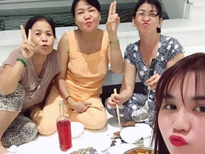 Ngọc Trinh vui vẻ ăn nhậu cùng mẹ và người giúp việc