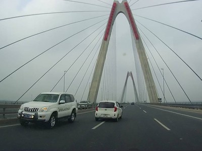 Xe biển xanh của Bộ Y tế đi ngược chiều trên cầu Nhật Tân