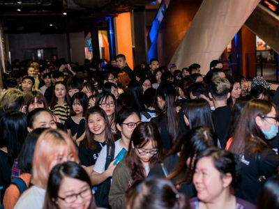 Fan xếp hàng chật cứng chờ mua album của Sơn Tùng M-TP tại Hà Nội