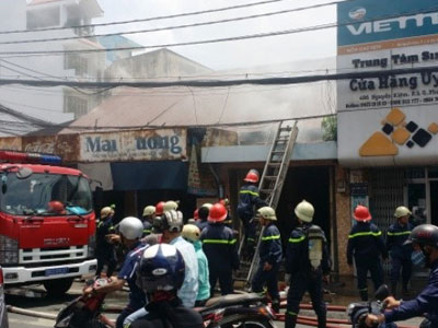 Khói lửa bao trùm căn nhà ở Sài Gòn, đôi vợ chồng thoát chết