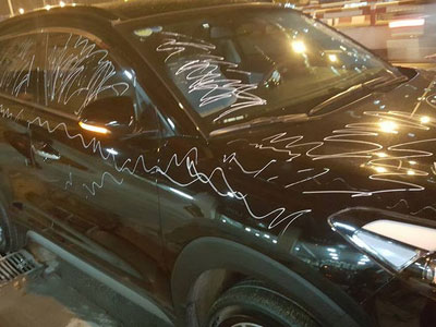 Người vẽ chi chít bút xóa lên xe ô tô "lặn mắt tăm"