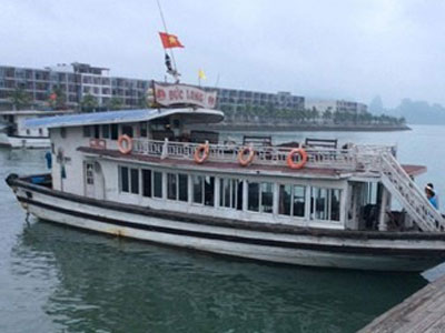 Du khách bị "giam lỏng" giữa vịnh Hạ Long
