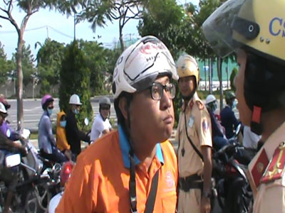 Nam thanh niên say rượu vi phạm giao thông rồi đánh Cảnh sát