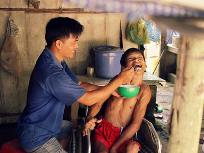 Người đàn ông ở rể chăm sóc mẹ vợ bệnh tật, nuôi 3 đứa cháu tật nguyền của vợ