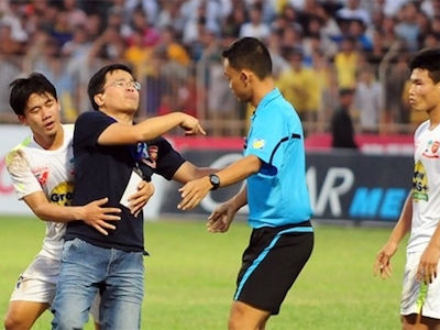 Những tình huống khiến sân Pleiku trút giận lên trọng tài