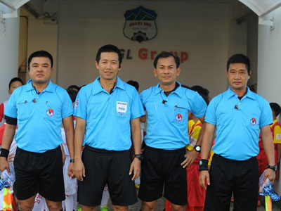 Tạm đình chỉ 2 trọng tài bắt trận HAGL vs Thanh Hóa