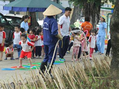 Cắm chông tre tại vườn hoa: Ngăn chó hay bẫy người?
