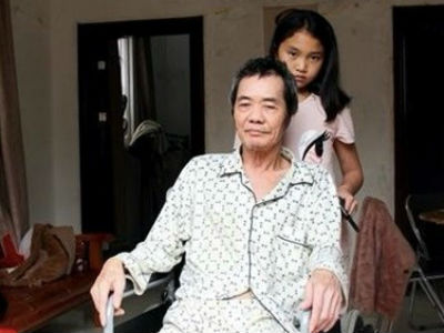 Cô bé từ chối cha mẹ đẻ, quyết ở lại chăm sóc người nhận nuôi