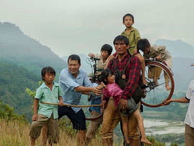 Dân mạng xôn xao vì đạo diễn "Cha cõng con" trả lại giải thưởng