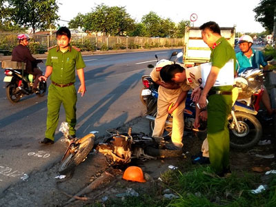Hai thanh niên nằm bất động trên quốc lộ 1, một người tử vong