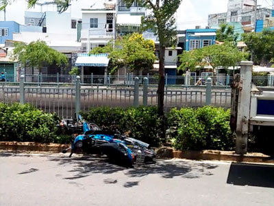 Phát hiện cảnh sát, 2 thanh niên nghi đua xe lao lên vỉa hè, bị thương