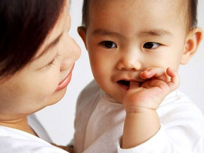 Thấy con mút tay nhiều mẹ cứ để yên mà không biết rằng nó hại tới mức nào