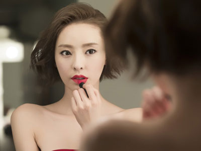 Cô hàng xóm độc thân hay thức khuya khiến chồng tôi ... khó ngủ