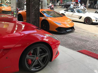 Mercedes-Benz SLS AMG GT mui trần của đại gia Trung Nguyên xuất hiện cùng dàn siêu xe "khủng"