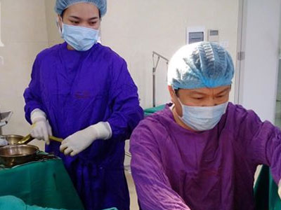 Phẫu thuật cắt bỏ bộ phận sinh dục nam cho cô gái 24 tuổi