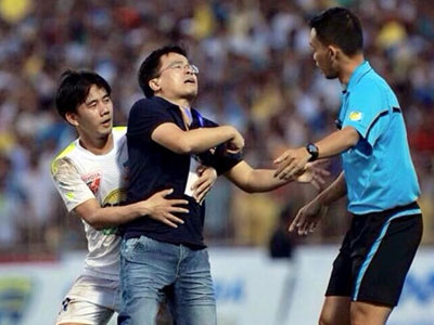 Trưởng đoàn HAGL bị đình chỉ làm nhiệm vụ 3 trận