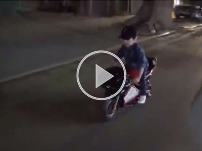 Video: Bé trai lái môtô mini lượn phố gây xôn xao Hà Nội