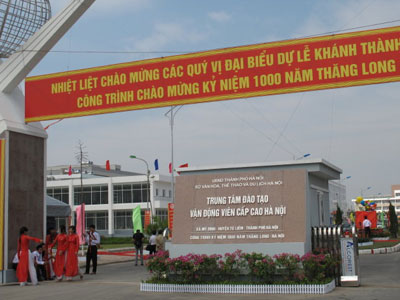 Xử phạt 2 HLV Hà Nội dùng roi đánh VĐV thâm tím người
