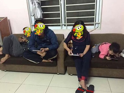 Ảnh cả nhà cắm mặt vào thiết bị điện tử khiến cộng đồng suy ngẫm