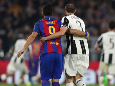 Cuối cùng, Suarez và Chiellini cũng làm hòa