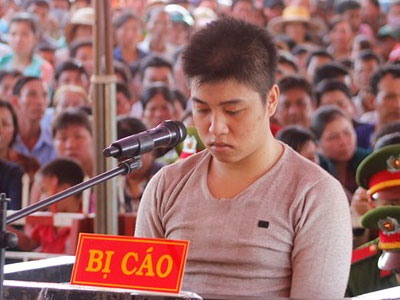 Gần 1.000 người vỗ tay khi tòa tuyên án tên cướp giết vợ, con trưởng ban dân vận