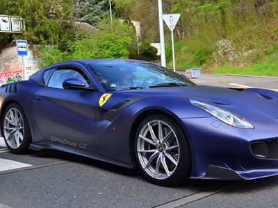 Hàng hiếm Ferrari F12tdf màu lạ xuất hiện tại Cộng hòa Séc