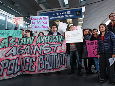 Người Mỹ gốc Việt biểu tình phản đối United Airlines tại sân bay