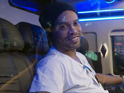 Ronaldinho đến Việt Nam tối 12/4: Nụ cười huyền thoại
