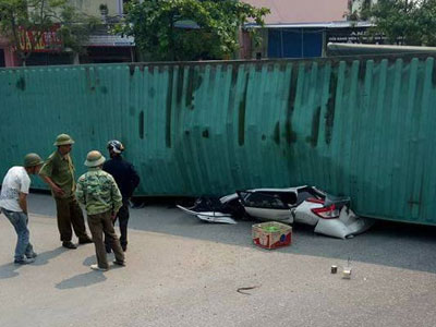 "Sau vài giây, xe con đã bẹp rúm dưới thùng container"