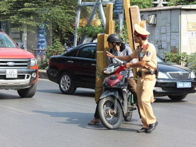 Tài xế chở hàng cồng kềnh lao vào CSGT khi bỏ chạy