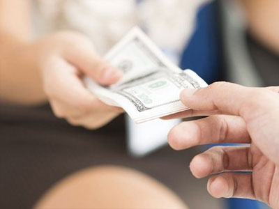 Tôi có sai khi cho bạn của chồng vay tiền mà yêu cầu viết giấy nợ